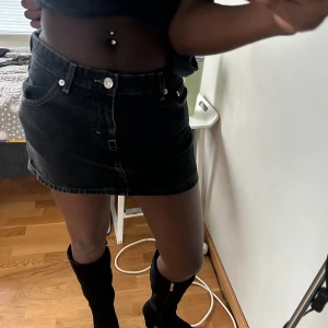 Svart jeanskjol  - Svart lågmidjad jeans kjol