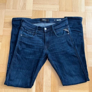 Replay Anbass - Riktigt fina Replay Jeans i modellen Anbass med en skön fade och i färgen mörkblå. Jeansen är i mycket bra skick och är bekväma samt stretchiga. Vid frågor eller funderingar/önskemål om mått är det bara att höra av sig!