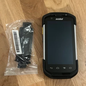 Symbol/Zebra Android Handheld Terminal - Robust Android-baserad handdator från Zebra (Symbol), perfekt för lager, logistik och industri. Enheten är i gott skick, startar och fungerar som den ska. Inkluderar tillbehör i originalförpackning. 