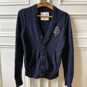 Abercrombie & Fitch cardigan - Säljer en sjukt snygg A&F cardigan. Den är något nopprig vilket drar ner priset, går dock att lösa rätt lätt. Hör av er vid frågor!