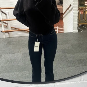 Mörkblå bootcut jeans från Only - Snygga mörkblå jeans från Only med bootcut passform och hög midja. Jeansen har klassiska fickor bak och fram, samt diskreta kontrastsömmar. Tillverkade i stretchig denim för en bekväm känsla och smickrande siluett. Helt oanvända, perfekta nu till hösten🍁🍁stl xs/32