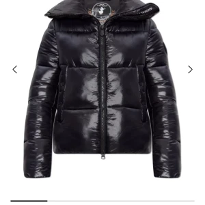 Svart pufferjacka från Save The Duck - Säljer en svart, glansig pufferjacka från Save The Duck i storlek M. Jackan är animal free och har en rejäl krage, dragkedja framtill och två stora fickor. Perfekt för dig som vill ha en snygg och varm jacka med modern vibe. Använd lite förra vinterblek inga skador eller fläckar, ny pris 3685kr❣️❣️ pris går att diskutera❣️