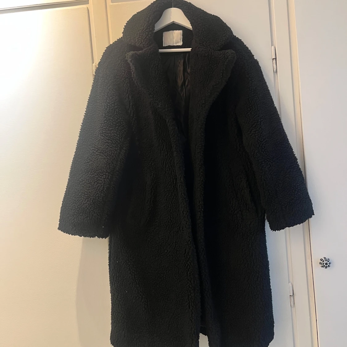 Svart teddyjacka med krage