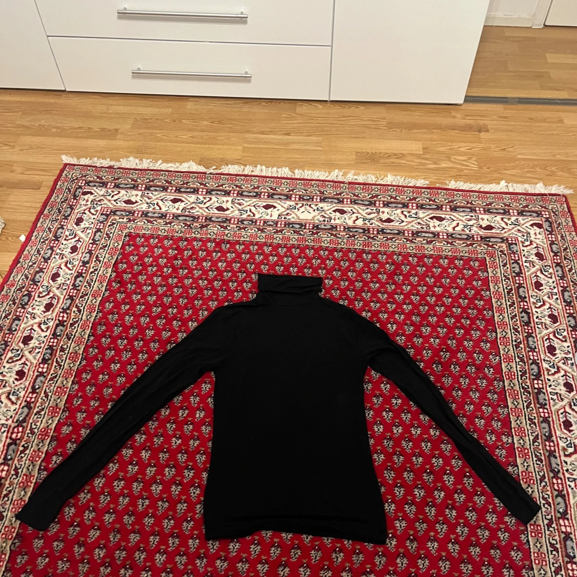 Svart polotröja från Amisu