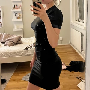 Basic tight kortklänning  - Formar sig jättefint efter kroppen!!