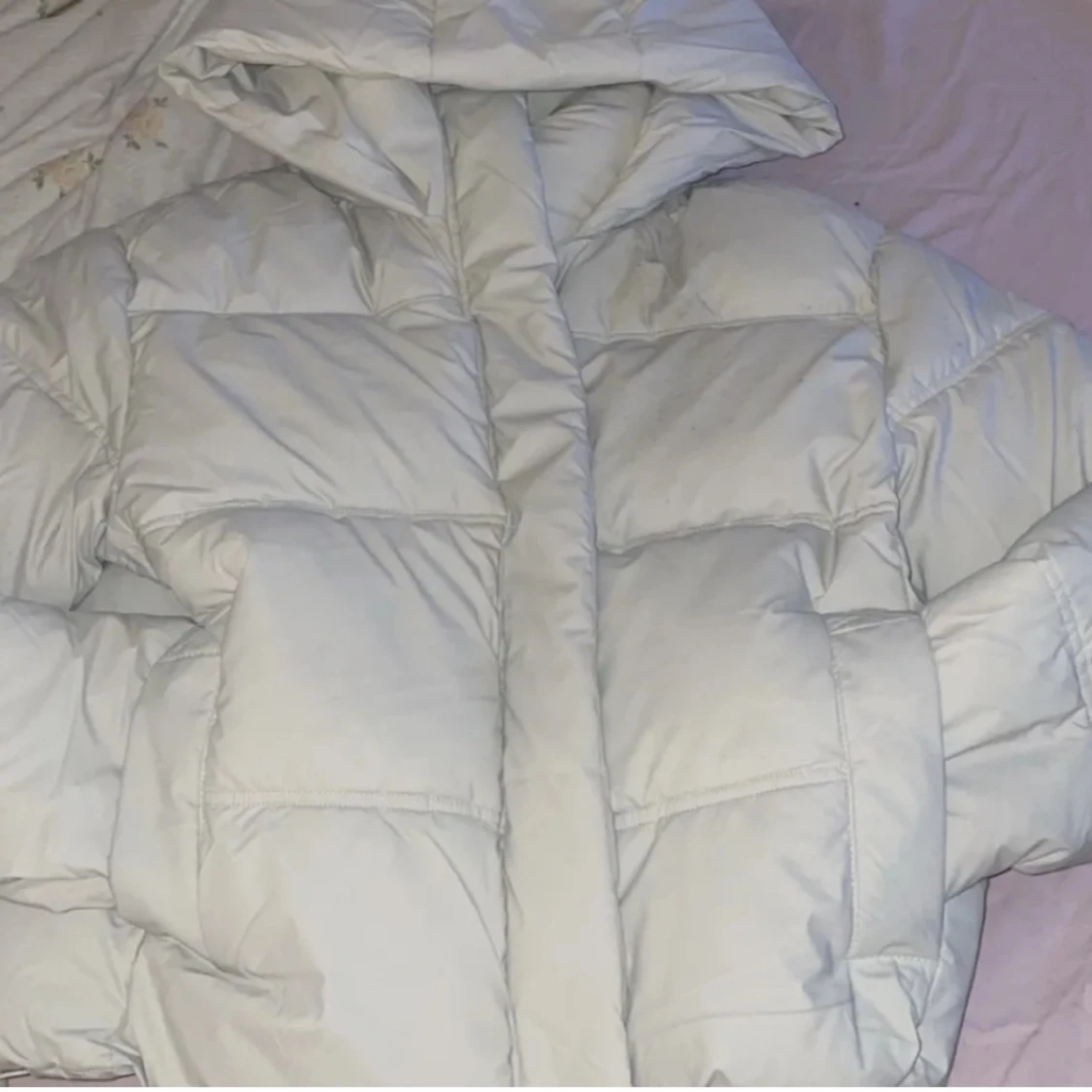 Vit pufferjacka med huva - 1