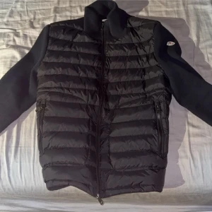 Moncler cardigan  - Storleken passar som M men den är L
