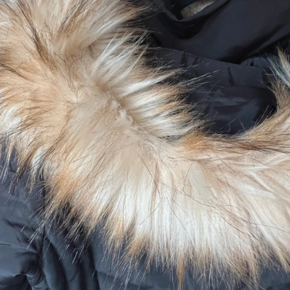 Svart quiltad vinterjacka med fuskpäls - 3