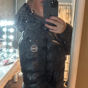 Svart jacka från Colmar - Säljer en svart pufferjacka från Colmar i stolek 36. Skit snygg att använda under höst/våren men kan ändå under vintern! I bra skick!! Ställ gärna frågor privat 🥰😍