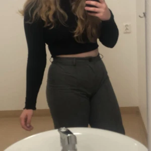 Kostymbyxor  - Grå kostymbyxor i storlek L från pull & bear. Bra skick men har blivit för stora.