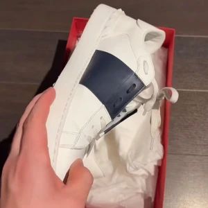 Valentino Open Sneakers - Valentino Opens🤩 9/10 skick🙌 Använda 4 gånger. Kvittot ser ni på sista sliden, men kan skicka tydligare bild privat👌 Hör av dig vid minsta fundering😁 Fraktar självklart samma dag som köp🚚