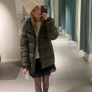 Colmar dunjacka grön - Är i herrmodell, men har använt den som tjej! Jag är 170! Jackan är i storlek M! Den har använts 1 vinter bara några knappa gånger! Ca 5 gånger kanske. Jackan har vissa småfläckar som säkert går att få bort om man försöker! Nypris runt 7000!