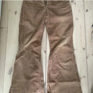 Bruna manchesterbyxor bootcut ATO - Säljer ett par lågmidjade manchesterbyxor från ATO med bootcut-snitt. Materialet är mjuk manchester och färgen är en varm brun ton som passar till det mesta. Skriv vid fler frågor eller prisförslag 💗💗