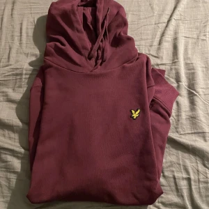 Lyle & Scott hoodie - Helt ny, var förstor när jag köpte så har bara legat 