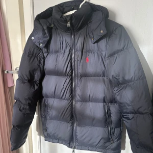 Marin blå vinterjacka från Polo Ralph Lauren - Säljer min marin blå vinterjacka från Polo Ralph Lauren i storlek XS. Den är i väldigt bra skick då jag bara använten ett få tal gånger. Ny pris 4895 kr. 