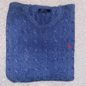 Ralph Lauren Cable Knit - Säljer nu denna sjukt snygga & sköna Ralph lauren cable knit i storlek M. Skriv till mig vid intresse👌
