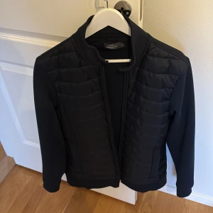 Mörkblå cardigan Dressmann - Säljer en mörkblå cardigan från Dressmann, jackan är iprincip oanvänd och säljs för att jag inte kan ha den längre då jag vuxit ur den. Mycket bra skick.                                                                Nypris runt 900 mitt pris 300. Denna är perfekt för dig som vill ha en skön och snygg höst/vår jacka till ett billigt pris men ändå få samma produkt för 300 istället för 900 ny. 