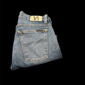 Nudie Jeans Blå 29/32 - Snygga blå jeans från Nudie Jeans. Bara att höra av sig vid frågor!