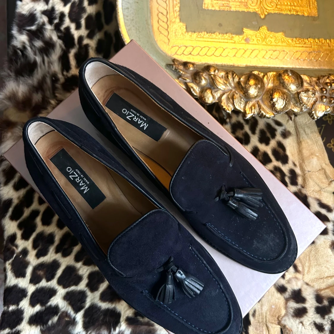 Marzio navy blue loafers i mocka med tofsar