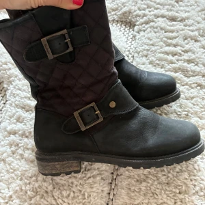 Barbour kängor  - Storlek 4 motsvarar ca 37.5 skulle jag säga. 