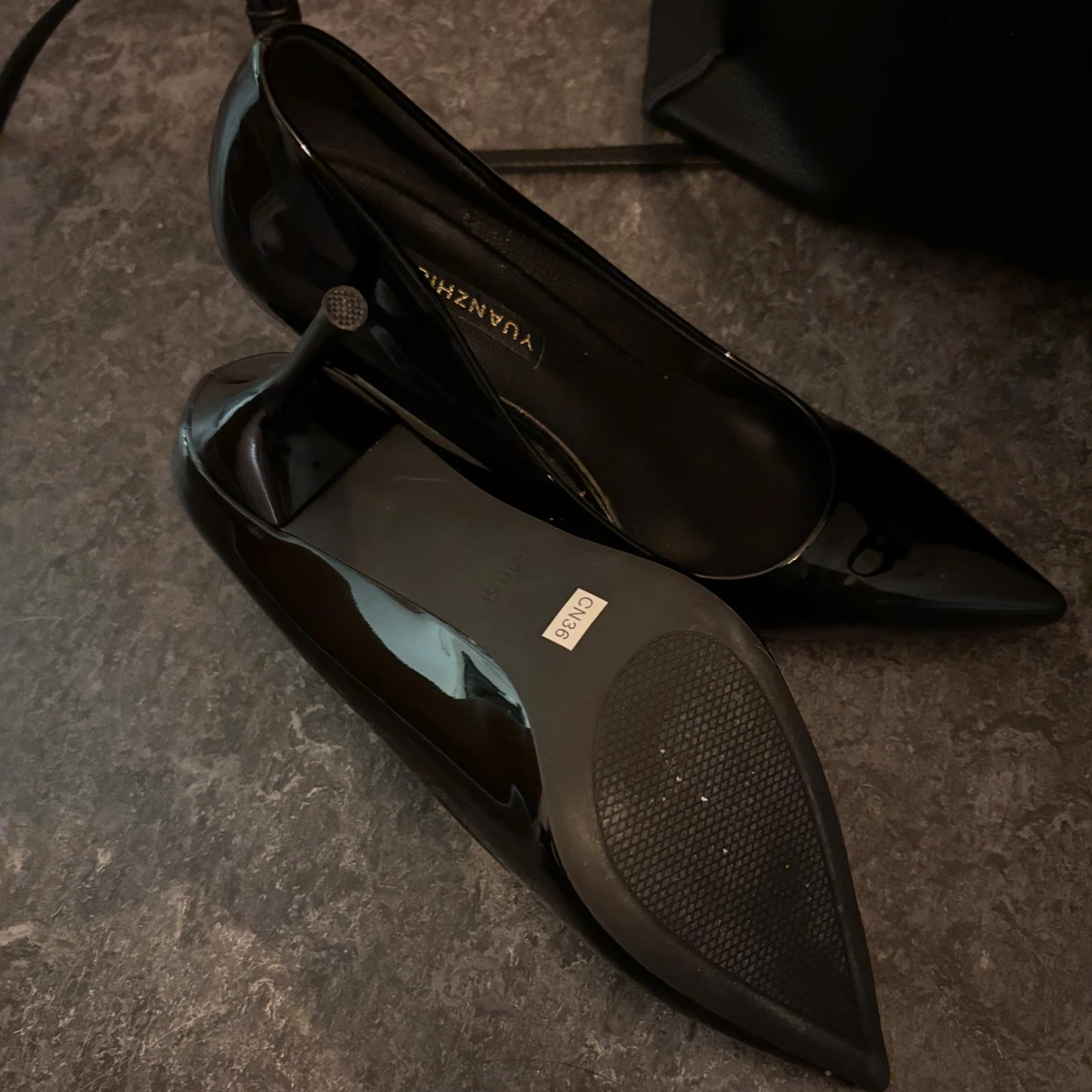 Svarta lackpumps med spetsig tå - 2