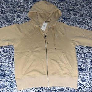 Ami Paris Zip up - Säljer denna feta Ami Paris zip hoodie. Den är oanvänd och jag säljer den då den är alldeles för stor för mig. Storlek S men sitter som en M/L. Pris kan diskuteras.