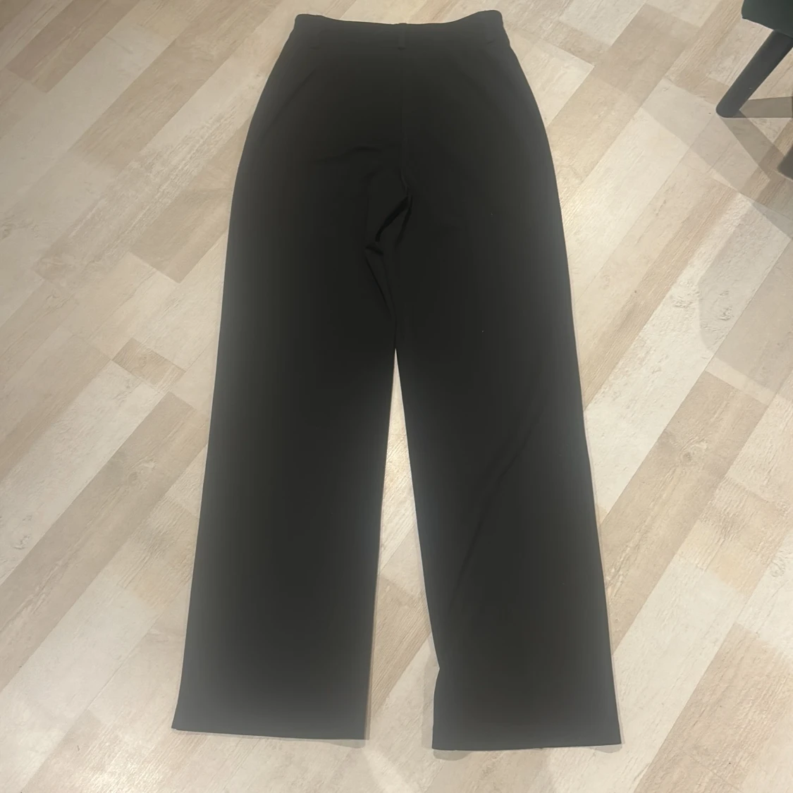 Svarta vida kostymbyxor - 1