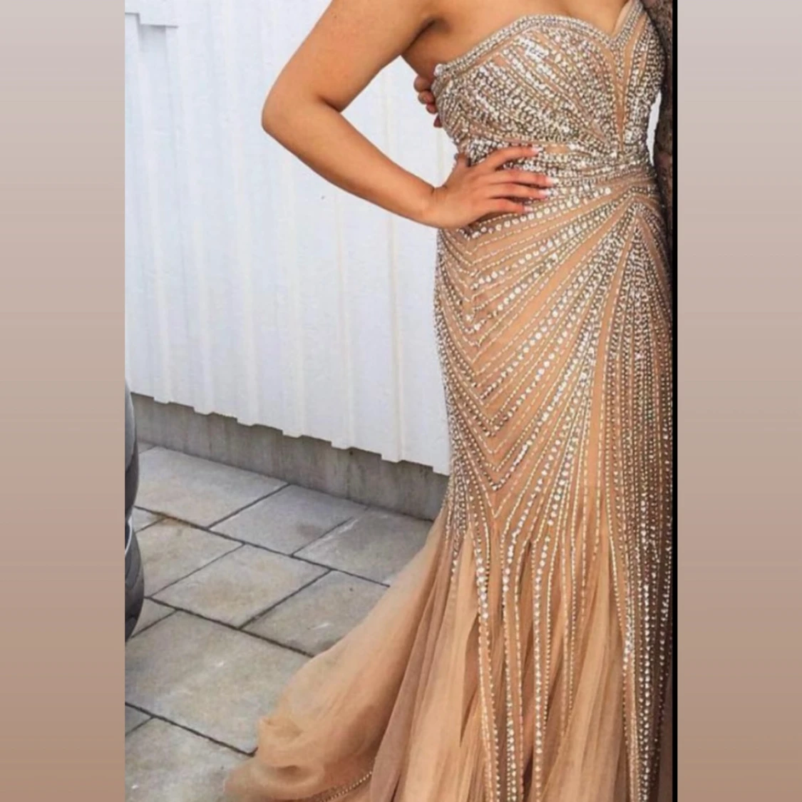 Champagnefärgad långklänning med paljetter