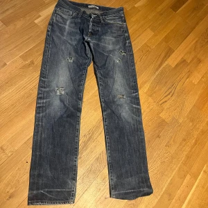 Acne jeans - acne jeans med slitningar kostar ca 2000kr nya. dom är lite konstiga i storleken, jag skulle säga att dom passar personer som är ca 175 weist 29 längd 30
