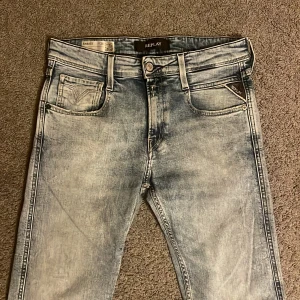 Replay Anbass - Replay anbass jeans w28 l32 skick 9/10 nästan helt nya. Mått längd 105cm, midja 39cm, innelår 80cm. Pris kan diskuteras meddela mig vid frågor eller funderingar.