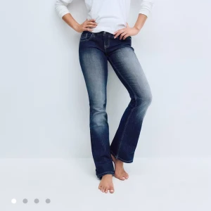 Låg midjade jeans - lågmidjade jeans från gina tricot storlek 34, aldrig använda. Kan skicka egna bilder 🩷 köptes för 499.