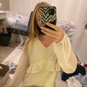 Beige prickig blus med volang - Säljer en söt beige blus med prickigt mönster och v-ringning. Pris kan diskuteras ❤️