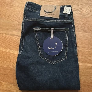 Jacob Cohën jeans - Helt oanvända mörkblå jeans från Jacob Cohën. Säljer då dom inte passar. Modellen är 622 och storlek 31. Köpta i Italien.