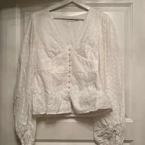 Vimalina blus  - Säljer denna vackra vita blus, vimalina L/S puff sleeve top, från Vila i storlek 40/L/Large. Mycket vackra broderier. Endast använd en gång är i nyskick. 100 % bomull. Hör gärna av er för fler bilder eller frågor. Priset går att diskutera. 