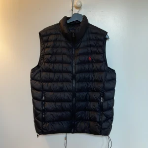 Ralph Lauren väst - Säljer denna riktigt snygga Ralph Lauren västen i storlek M, något stor på mig som är 182 cm. Riktigt bra skick utan defekter! Äkthetsbevis finns mot förfrågan. Nypris ligger på över 3500 kr, mitt pris: 899. Hör gärna av dig innan köp!