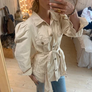 Jeans topp - SUPER snygg!! Man kan andväda som tröja /jacka / topp/ blus