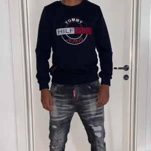 Tommy hilfiger strl XS - Helt ny. Fin replika med grym kvalitet. Modellen är 175cm väger 67 kg. Normal i passformen. Pris: 799kr. Först till kvarn. Skickas direkt inom 24h