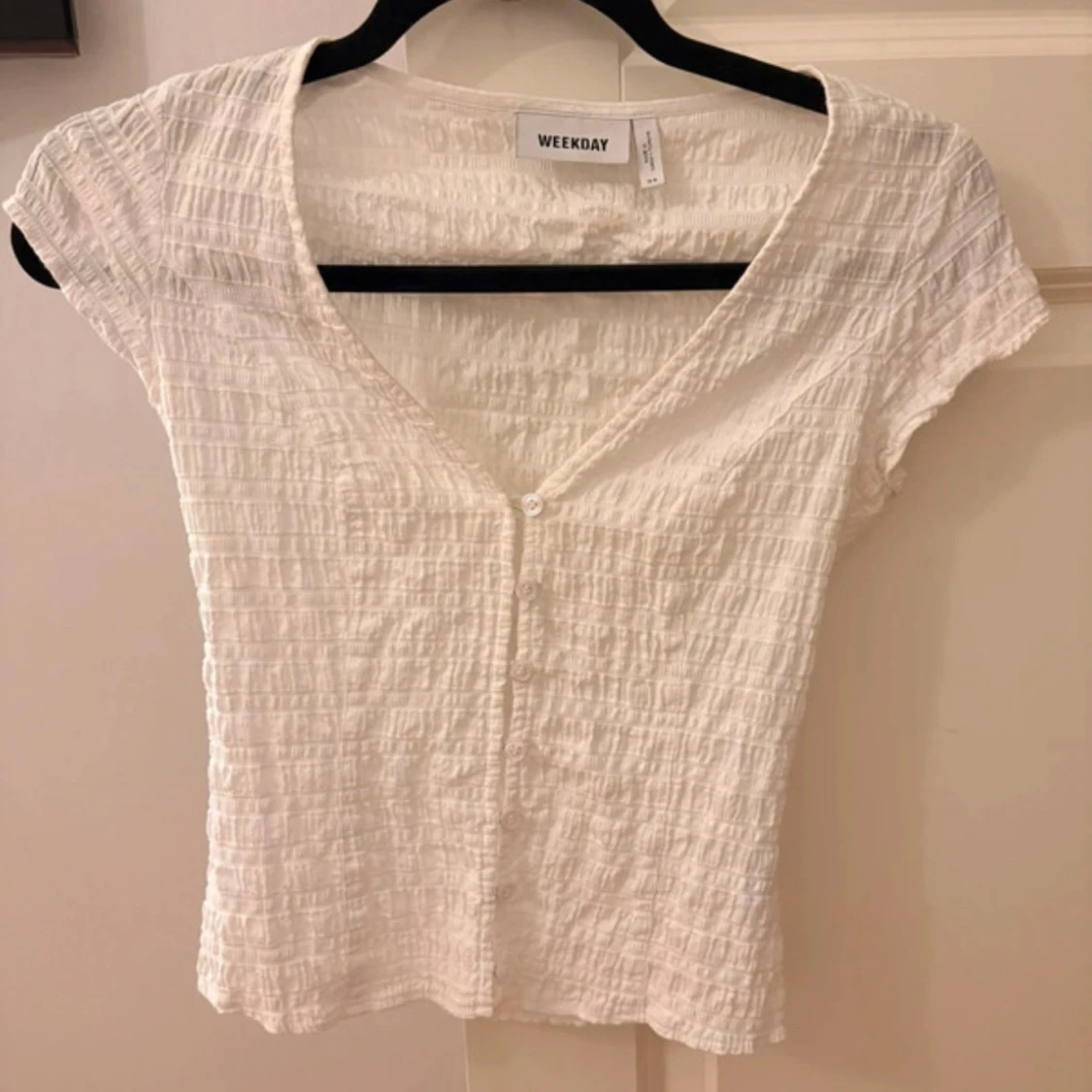 Vit blus från Weekday med knappar