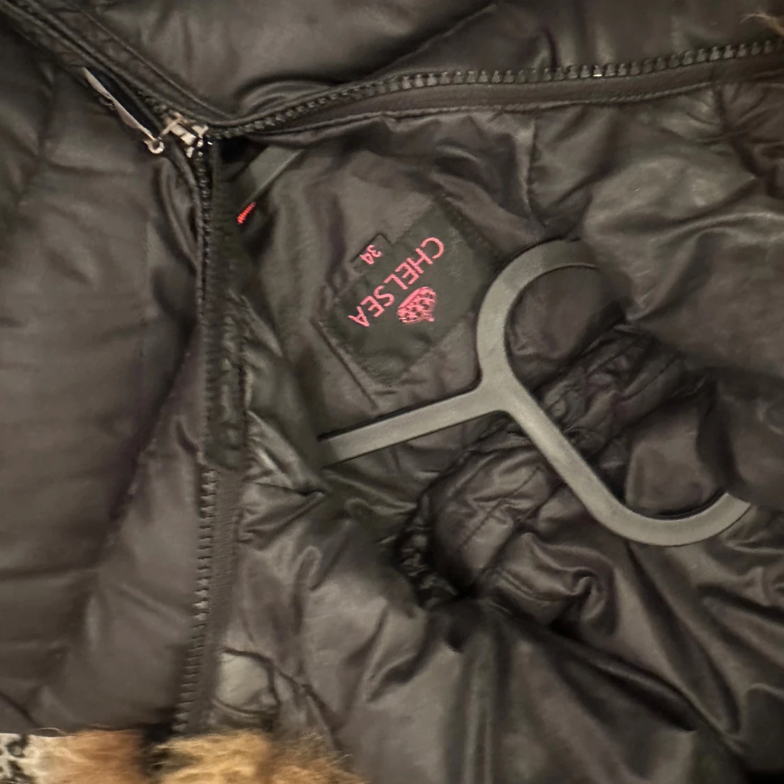 Svart pufferjacka med päls från Chelsea - 2