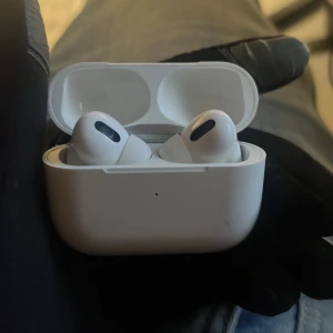 Trådlösa hörlurar Pro - Snygga Apple AirPods Pro med laddningsetui. Trådlösa hörlurar med aktiv brusreducering och bekväm passform. Skicket är bra, med mindre tecken på användning. Perfekt för musik, samtal och träning. Levereras med originaletui.