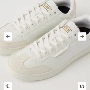 Vita Björn Borg sneakers  - Snygga vita med lite beige sneakers från Björn Borg köpte i början av sommar och endast används några gånger i sommar. Har försökt tvätta skorna men fortfarande lite smutsiga men inte alls mycket, går säkert att tvätta bort mer. Skriv till mig så kan jag skicka mer bilder.Lätta enkla vardagliga sneakers som passar med allt.