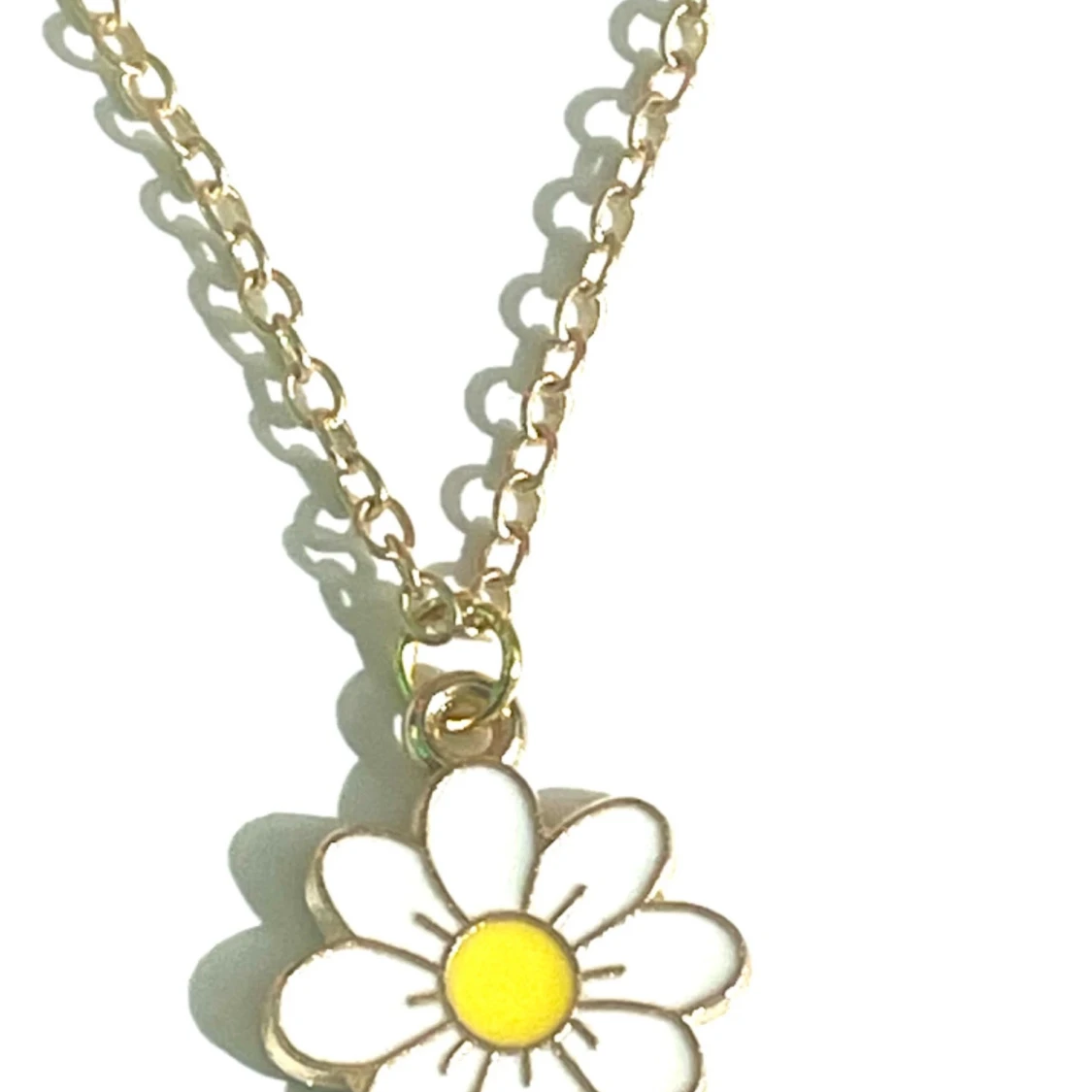 By prisförslag- Halsband 50 cm längd med blomma i vitt och gult - 1