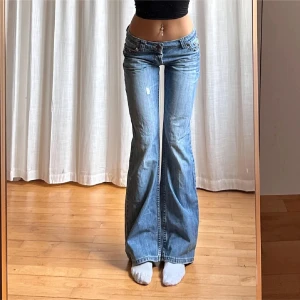 Lågmidjade jeans - Vintage från Easy med fina bakfickor💓midja 38 innerben 79 jae 165