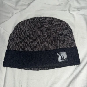 LV mössa - Säljer denna Äkta Lv mössa den är varm och nytt skick riktig bra till vintern snygg cool
