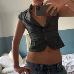 Perfekt topp. - Glittrig silvergrå kostymtopp. Med puffärm! Så cool till jeans.💚👖🩵🩷köpt på Abiti wmn i Göteborg.