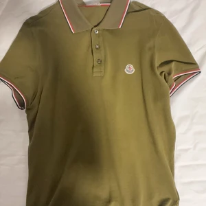 Moncler piké - Moncler pike i 8/10 skick skulle ja säga. Lite smutsig på framsidan men det går enkelt att få bort me en tvätt. Tröjan har legat i garderoben sen 2 år tillbaka. Den är köpt från garmsmarket och är 100% äkta, kvitto därifrån finns.