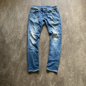 Blå dondup jeans - Hej, säljer ett par blå dondups med några små slitningar. Tyvärr är det ett litet hål i grenen (bild 5) men det går nog enkelt att sy ihop om du är sykunnig. 