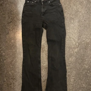 Ginatricot jeans  - Ett fint par svarta Ginatricot jeans med utsvängda ben, storlek 32