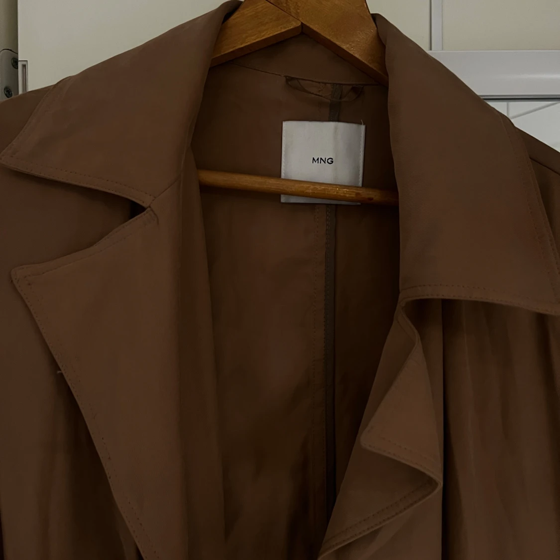 Brun trenchcoat från Mango - 1