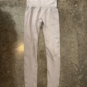 Gråa tajts  - Ett par gråa tränings tajts från WorkOut, i storlek XXS